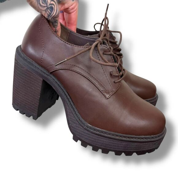 Torrid Brown Lace-Up Heeled Oxford Lug Sole Block Heel Ankle Chunky Boots 9.5WW - Picture 3 of 10